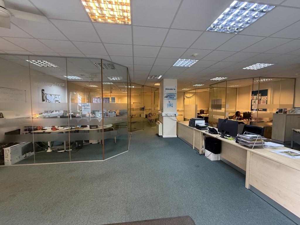 Lot: 47 - MIXED RESIDENTIAL AND COMMERCIAL TOWN CENTRE INVESTMENT - Internal shot of the offices at units 8 and 9 The Centre